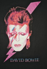 Černé tričko s barevným grafickým motivem tváře s červenými vlasy a designem blesku. Text zní "DAVID BOWIE" v gradientních barvách.