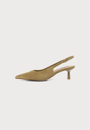Tan ruskindspidsbunds-slingback sko med lille kitten hæl og justerbar spænde-rem.