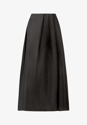 Lunga gonna nera in satin con un design fluido, caratterizzata da pieghe che aggiungono volume e da una texture liscia e lucida.