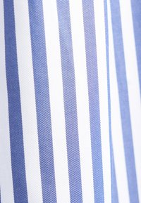 Baumwollstoff mit vertikalen Streifen in Blau- und Weißtönen, mit einer glatten Textur und einem subtilen Glanz.