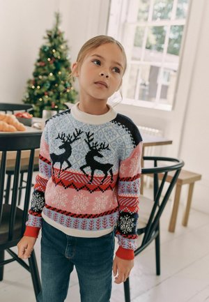 Maglione lavorato a maglia con un vivace motivo di renna in blu, rosa, rosso e nero, con collo e polsini a coste, abbinato a jeans blu.