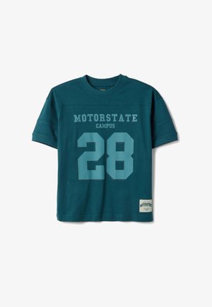 T-shirt a maniche corte color teal con la scritta "MOTORSTATE CAMPUS", numero grande 28 e piccola etichetta rettangolare vicino all'orlo.