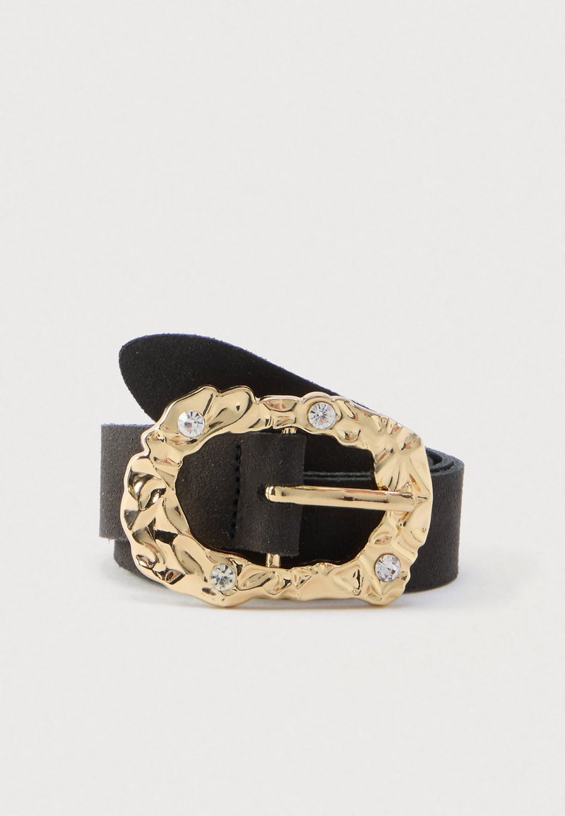 Sort ruskindsbælte med spænde i guld med blomsterprint og rhinsten. Spændet har en oval form med en tornlås.