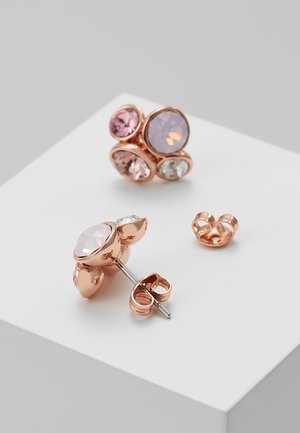 Boucles d'oreilles en or rose ornées de multiples cristaux ronds multicolores dans des tons de rose et transparent, avec une finition en métal texturé et poli.