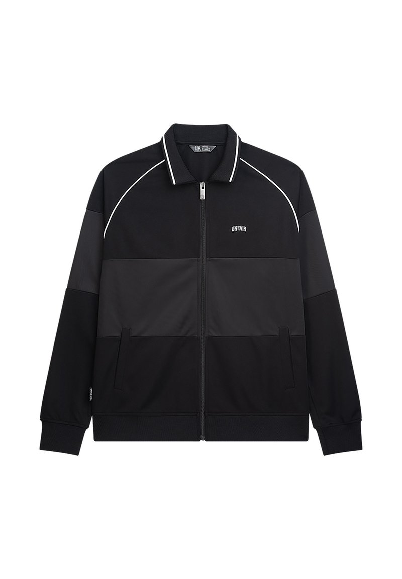 Svart zip-up jacka med kontrasterande svarta paneler, vita detaljer och en ribbad krage; har sidfickor och en logotyp på bröstet.