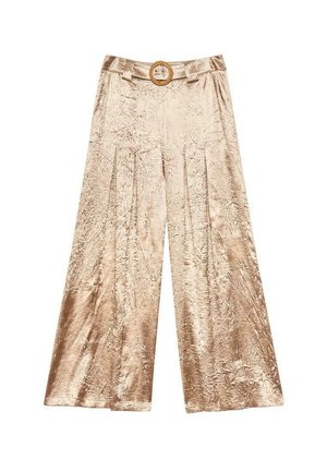 Pantalones de pierna ancha en color beige con un patrón texturizado, cuentan con una cintura alta y un hebilla circular. La tela tiene un aspecto suave y brillante.