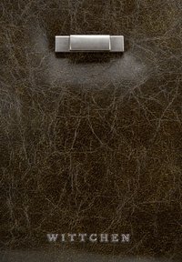 Borsa a tracolla in pelle marrone testurizzata con una chiusura metallica in argento e il nome del marchio "WITTCHEN" impresso in argento nella parte inferiore.