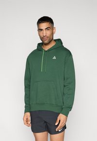 Πράσινο φούτερ με κουκούλα, τσέπη καγκουρό, κορδόνι στην κουκούλα και μικρό λογότυπο στο στήθος. Ομαλό ύφασμα με άνετη εφαρμογή.