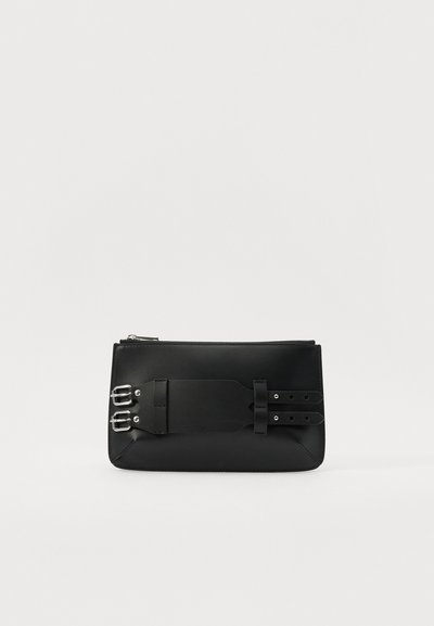 Musta nahkainen clutch-laukku, jossa on sileä pinta, metalliset yksityiskohdat ja solkikiinnitys takana. Vetoketjukiinnitys ylhäällä.