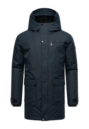 Parka aislante azul marino con un collar alto, bolsillo en el pecho con cremallera, dos bolsillos frontales y puños con Velcro. Textura suave, detalles mínimos.