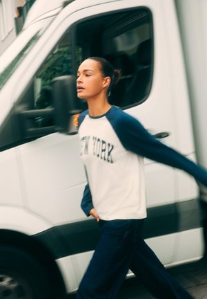 PULL&BEAR, REGULAR-FIT NEW YORK RAGLAN-SLEEVE - T-SHIRT - T-shirt à manches longues - blue