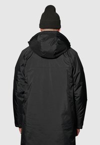 Czarna kurtka puchowa z kapturem, o gładkiej, błyszczącej fakturze. Długie rękawy i średniej długości fason, idealny na zimną pogodę.