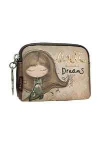 Billetera con un exterior suave en color beige, decorada con un diseño impreso de una niña y un pájaro. Incluye un cierre de cremallera y acentos metálicos decorativos.