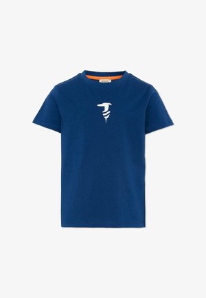 T-shirt blu a maniche corte con scollo rotondo, logo astratto bianco centrato sul petto e rifinitura interna del collo arancione.