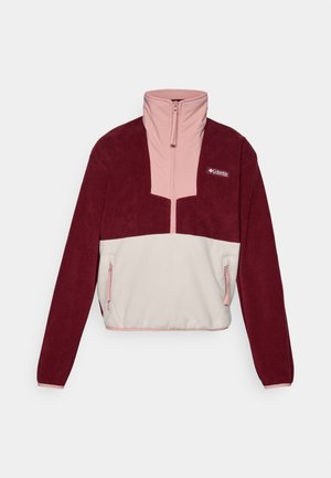 Veste en polaire rouge et rose avec un col haut, fermeture éclair demi-longue, design à panneaux contrastés et deux poches latérales zippées.