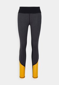 Leggings elásticos en negro y gris con una cinturilla ancha. Presentan detalles amarillos en la parte baja de las piernas y franjas laterales blancas. Textura suave.