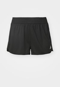 Svarta sportshorts med elastisk midja, slät yta och sidofickor; har en liten vit logotyp på den nedre fållen.