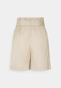 Bežové lněné kraťasy se širokým elastickým pasem, s nařaseným horním okrajem a přiléhavým siluetou, končícími těsně nad kolenem.