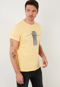 Buratti CREW NECK MARTİNA - Apdrukāts T-krekls - yellow