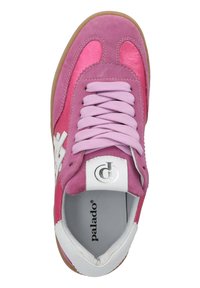 Sneaker in suede rosa con un design metallico rosa, accenti bianchi e lacci viola chiaro. Suola in gomma marrone con logo all'interno.