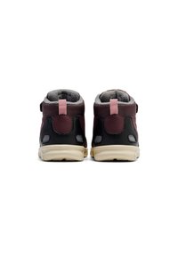 Zapatillas de media caña con parte superior sintética en negro y burdeos, acentos en rosa, forro gris y suela texturizada con una suela beige.