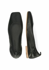 Scarpe flat in pelle nera con punta quadrata, lati elasticizzati e tacco in legno chiaro. Texture liscia con un design minimalista.