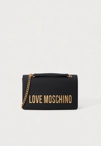 Svart håndveske i kunstlær med gullfarget kjedestropp, som har en rektangulær form og tydelig synlig "LOVE MOSCHINO"-logo.