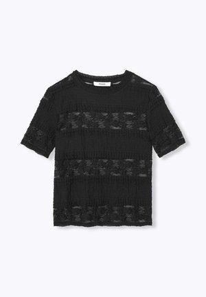 Haut noir à manches courtes avec un design en dentelle texturée à rayures horizontales. Encolure ras du cou et silhouette légèrement loose.