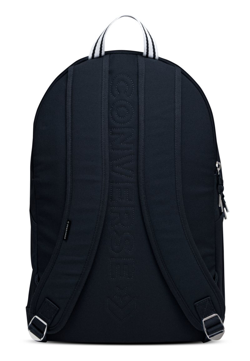 Mochila de tela negra con el logo "CONVERSE" en relieve, correas ajustables, asa superior y detalles en cremallera plateada. Textura suave, forma redondeada.