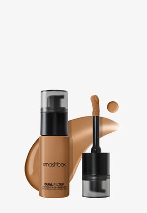 Flacon Smashbox Dual Filter 2 en 1 anti-cernes et fond de teint avec applicateur et échantillons de maquillage liquide couleur hâlé moyen sur fond blanc.
