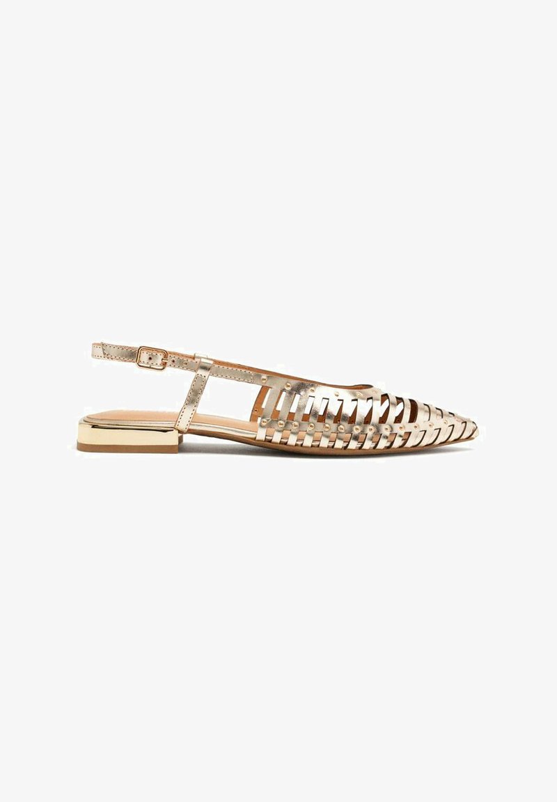 Bailarinas metálicas doradas con diseño trenzado, punta abierta y un tacón bajo. Presentan una correa con hebilla para un ajuste seguro.