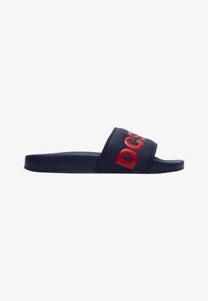 Marine slidesandal med rødt præget logo, bred rem, glat syntetisk overdel og flad sål, designet til afslappet brug.