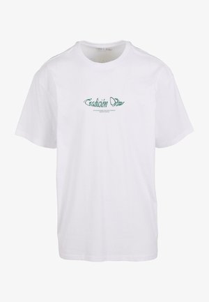 Valge lühikeste varrukkatega T-särk, mis on valmistatud puuvillast, ning millel on rinnal stiliseeritud rohelised tähtedega tekst "Tradición Dim". Ümmargune kaelus.