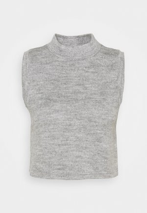 Crop top gris en maille sans manches avec un col montant et un tissu doux et texturé, présenté sur un fond blanc uni.