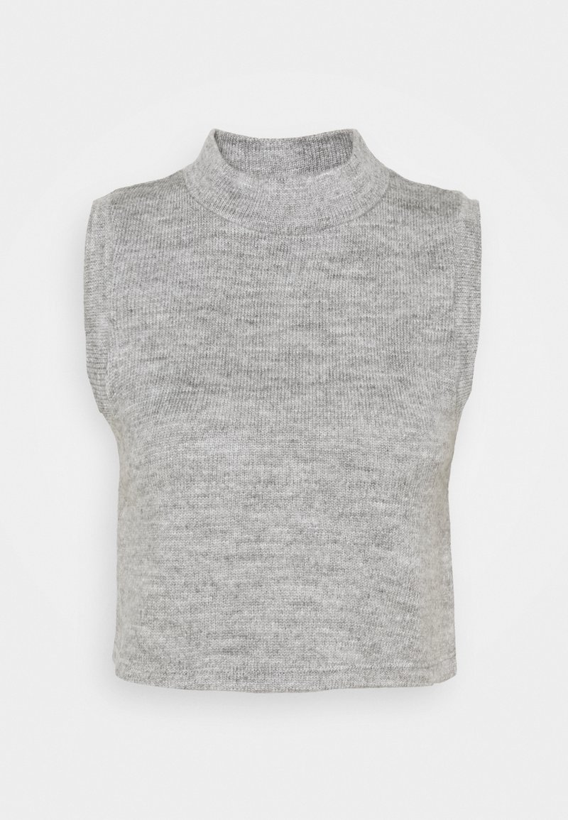 Crop top gris en maille sans manches avec un col montant et un tissu doux et texturé, présenté sur un fond blanc uni.
