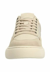 Beige sneaker met een combinatie van gladde en suede texturen, ronde neus en platte rubberen zool. Beschikt over een vetersluiting en metalen oogjes.