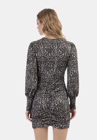 Leopardprint minikjole med lange puffærmer, samlede detaljer ved taljen og en tætsiddende silhuet i blød, struktureret stof.