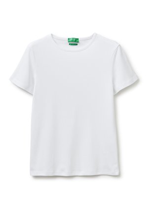 Prosty biały bawełniany T-shirt z krótkim rękawem, okrągłym dekoltem i zieloną metką marki wewnątrz kołnierzyka.