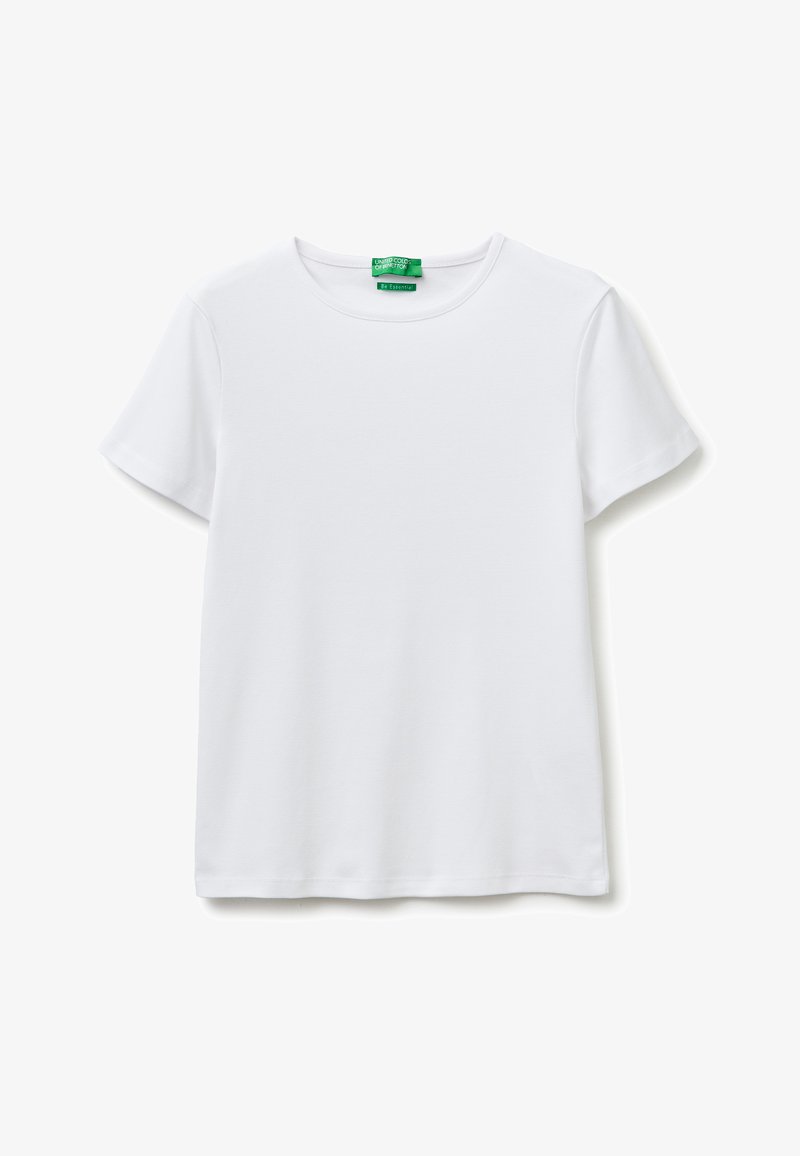 Camiseta blanca lisa de algodón con mangas cortas, cuello redondo y una etiqueta de marca verde dentro del cuello.