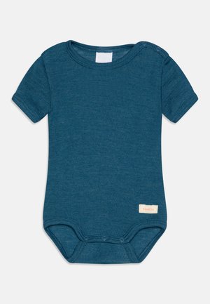 Tyrkysový bodysuit s krátkými rukávy vyrobený z měkké, texturované tkaniny. Má patentky na ramenou a spodní části, s nášivkou na boku.