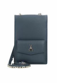 Borsa per telefono in pelle blu navy con tasca frontale, emblema d'insetto in argento e tracolla a catena. Texture liscia con linee pulite e dettagli minimi.