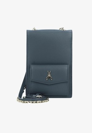 Marineblaue Leder-Handytasche mit einer vorderen Tasche, silbernem Insektenemblem und Kettenriemen. Glatte Oberfläche mit klaren Linien und minimalen Details.