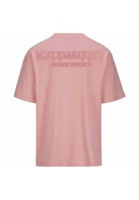 Camiseta de algodón rosa con mangas cortas, con un logotipo texturizado de "Kappa" y el texto "AUTHENTIC SPORTSWEAR" en la parte trasera. Diseño sencillo.