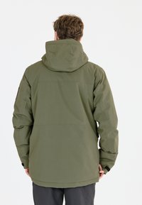 Olivengrüne, isolierte Jacke mit Kapuze, ausgestattet mit einem strukturierten Stoff, Nahtdetails und verstellbaren Bündchen für erhöhten Komfort.