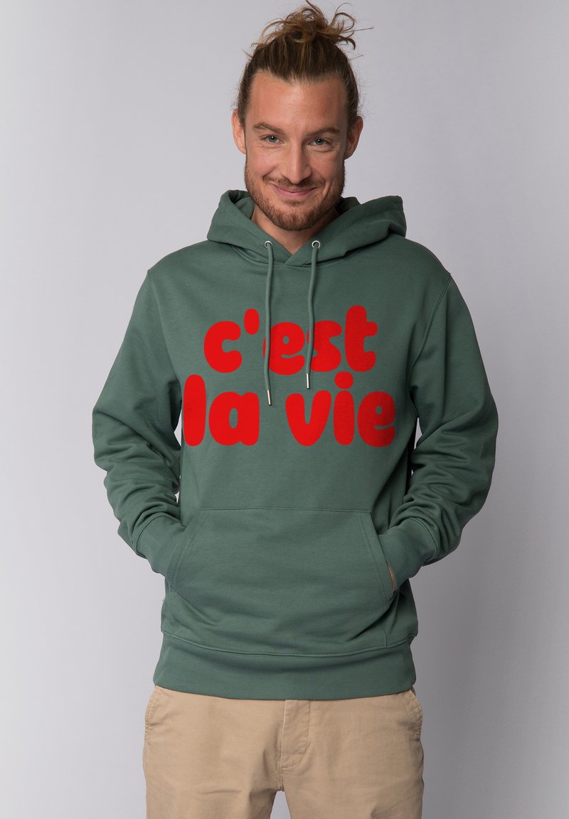 Groene hoodie met een kangoeroezak, met groot rood tekst "c'est la vie" over de borst. Met trekkoorden en een zachte stofstructuur.
