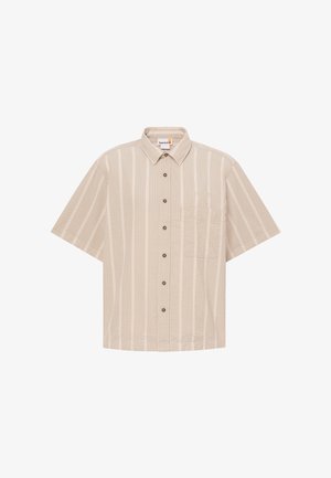 Beiges kurzärmeliges Hemd mit vertikalen weißen Streifen, Brusttasche und klassischem Kragen.
