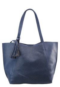 Námořnická modrá kožená taška přes rameno s perforovaným vzorem na přední straně, s akcentem v podobě třásně a pevnými ramenními popruhy.