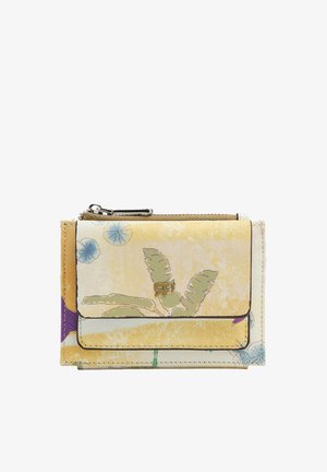 Kompaktowy beżowy portfel z żółto-zielonym kwiatowym nadrukiem, małą przednią klapką z metalowym logo i górną komorą na suwak.