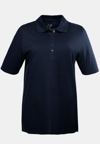 Námořnická modrá polo košile z hladké tkaniny, s límečkem, krátkými rukávy a pěti knoflíky. Bez vzorů nebo doplňků.