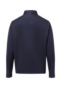 Camisa de manga larga azul marino con cuello esparcido, con una textura suave, yugo trasero y puños abotonados. Diseño simple y elegante.